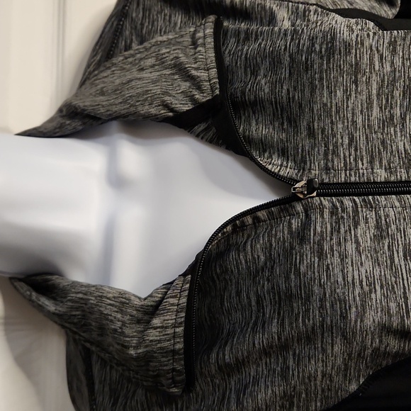 DANSKIN Running Jacket Light w Thumbies - Picture 4 of 4